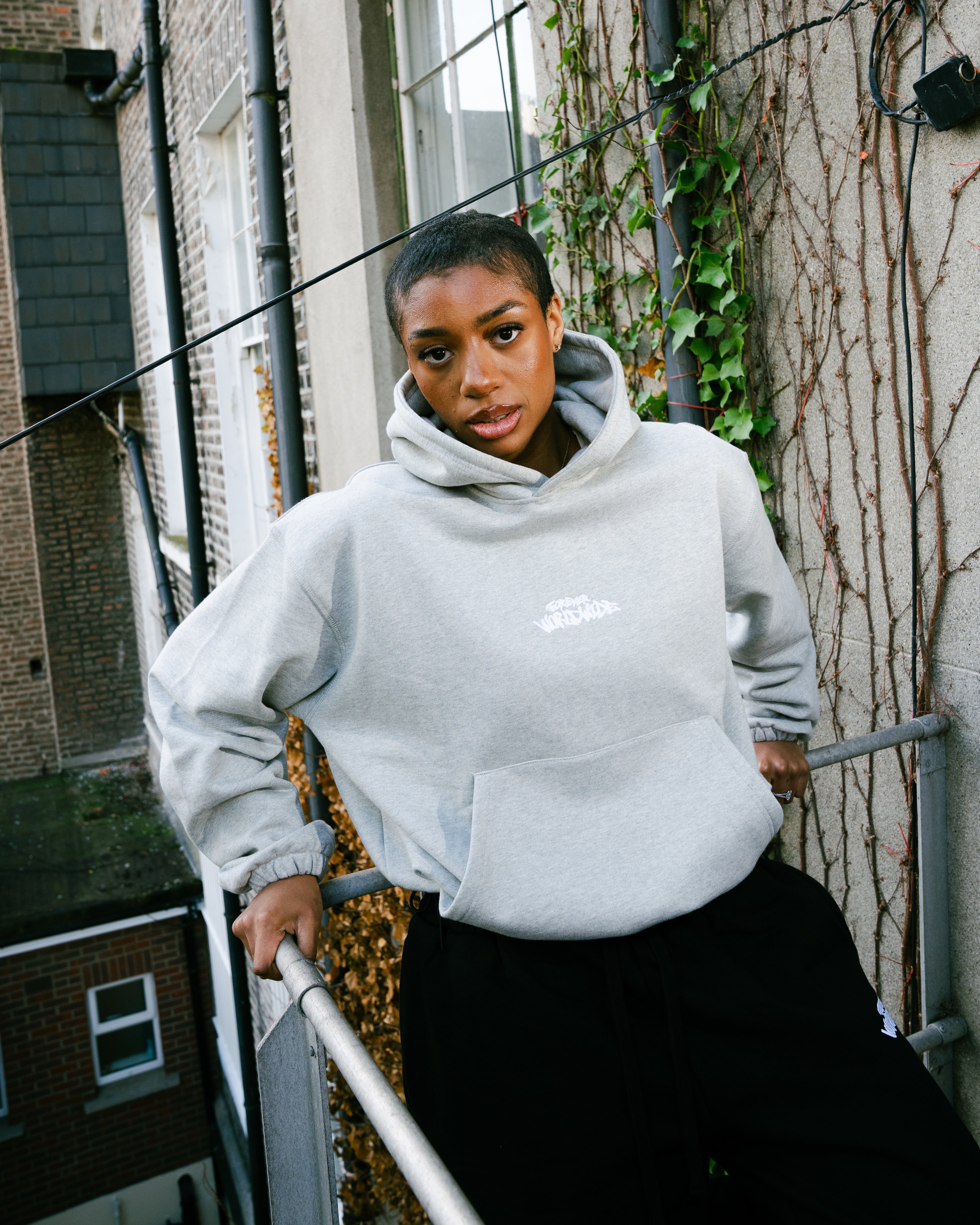 LOGO PULLOVER HOODIE - GREY